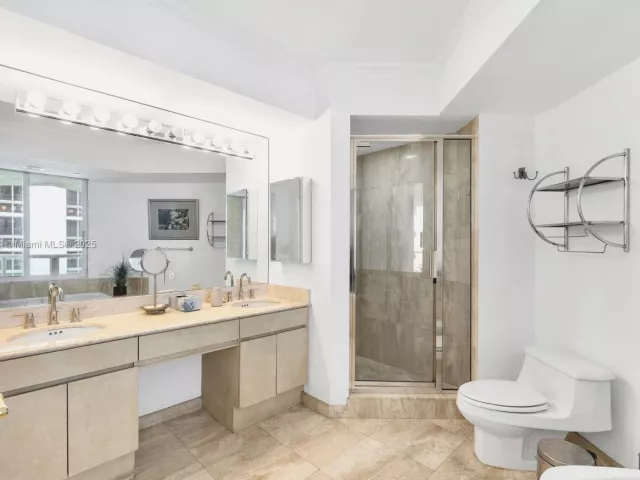 2-bedroom condo for sale in Sunny Isles Beach - 18671 Collins Ave 604 - MondialRealty