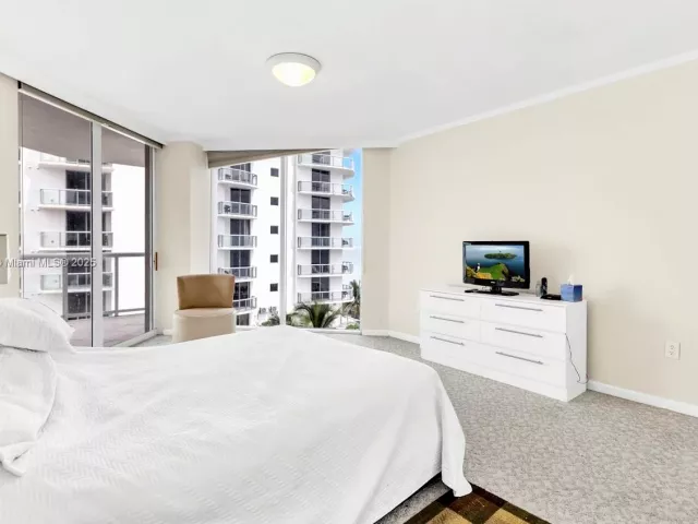 2-bedroom condo for sale in Sunny Isles Beach - 18671 Collins Ave 604 - MondialRealty