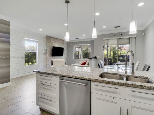 Home for rent at 6047 Seminole Gardens Circle 6047 - photo 6516263