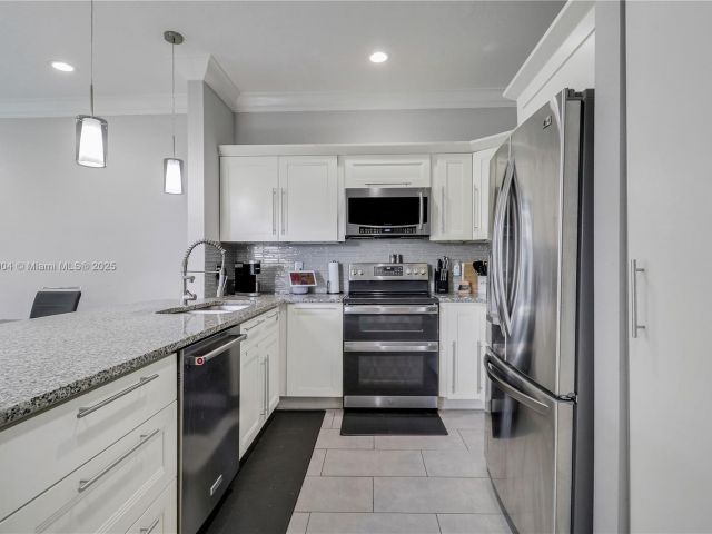 Home for rent at 6047 Seminole Gardens Circle 6047 - photo 6516265