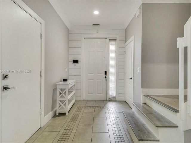 Home for rent at 6047 Seminole Gardens Circle 6047 - photo 6656669