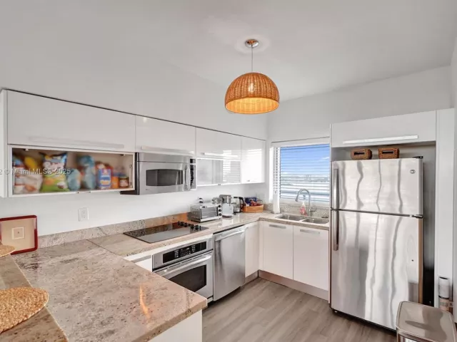 2-bedroom condo for sale in Miami - 601 NE 36th St 2703 - MondialRealty