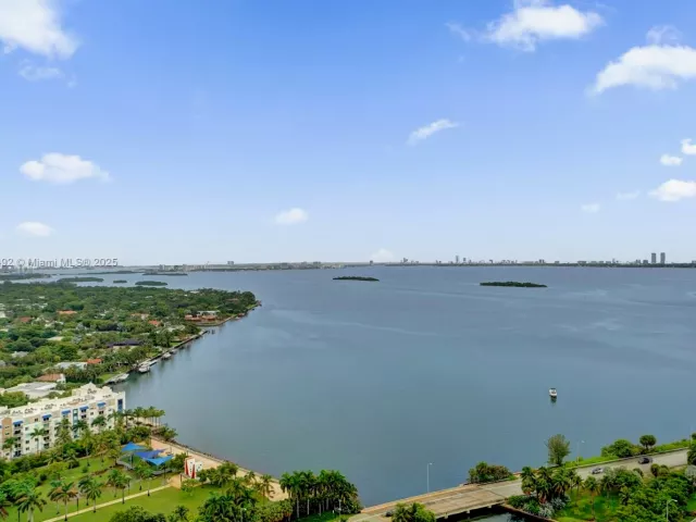 2-bedroom condo for sale in Miami - 601 NE 36th St 2703 - MondialRealty