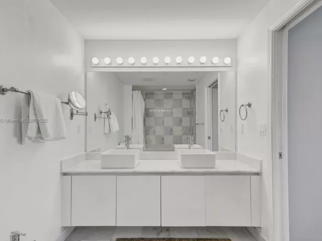 2-bedroom condo for sale in Miami - 601 NE 36th St 2703 - MondialRealty