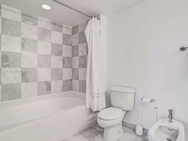2-bedroom condo for sale in Miami - 601 NE 36th St 2703 - MondialRealty