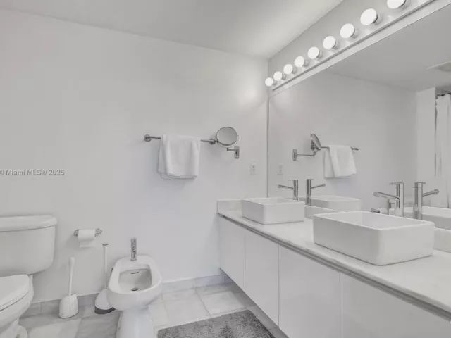 2-bedroom condo for sale in Miami - 601 NE 36th St 2703 - MondialRealty