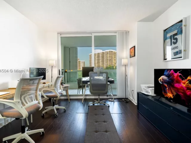 3-bedroom condo for sale in Aventura - 21055 Yacht Club Dr 605 - MondialRealty
