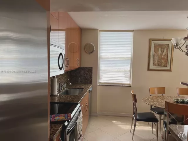 2-bedroom condo for sale in Sunny Isles Beach - 251 174th St 1905 - MondialRealty