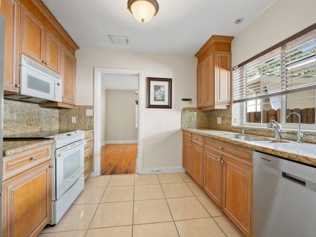 Home for sale at 712 SE 11th Court - photo 6514851