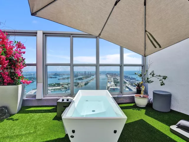 3-bedroom condo for rent in Miami - 1100 Biscayne Blvd 6303 - MondialRealty