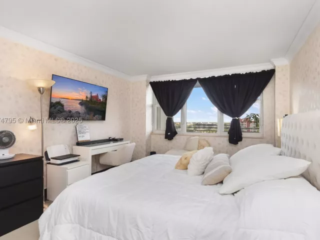 1-bedroom condo for sale in Hallandale Beach - 3180 S Ocean Dr 1517 - MondialRealty
