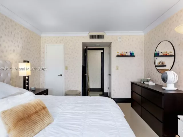 1-bedroom condo for sale in Hallandale Beach - 3180 S Ocean Dr 1517 - MondialRealty