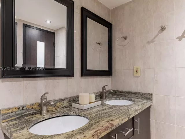 1-bedroom condo for sale in Hallandale Beach - 3180 S Ocean Dr 1517 - MondialRealty