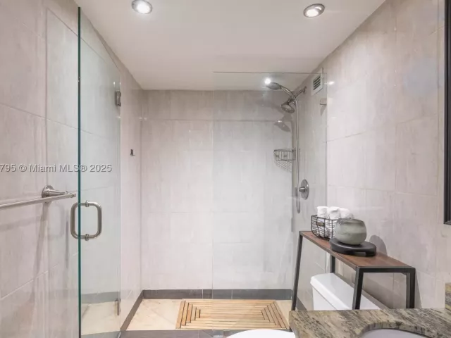 1-bedroom condo for sale in Hallandale Beach - 3180 S Ocean Dr 1517 - MondialRealty