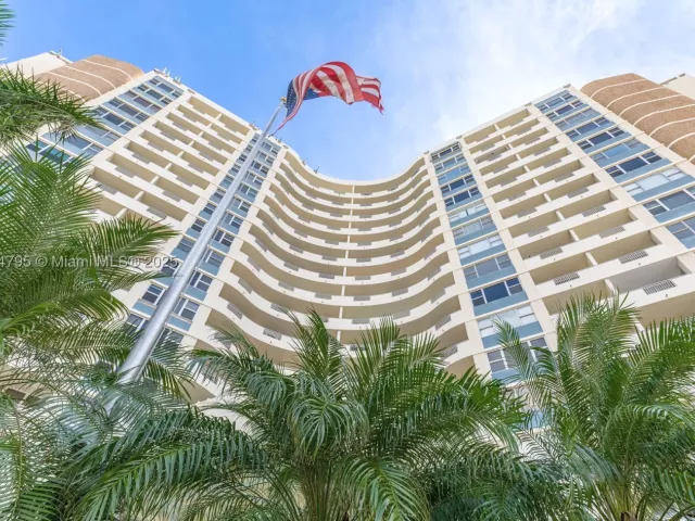 1-bedroom condo for sale in Hallandale Beach - 3180 S Ocean Dr 1517 - MondialRealty