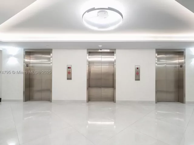 1-bedroom condo for sale in Hallandale Beach - 3180 S Ocean Dr 1517 - MondialRealty