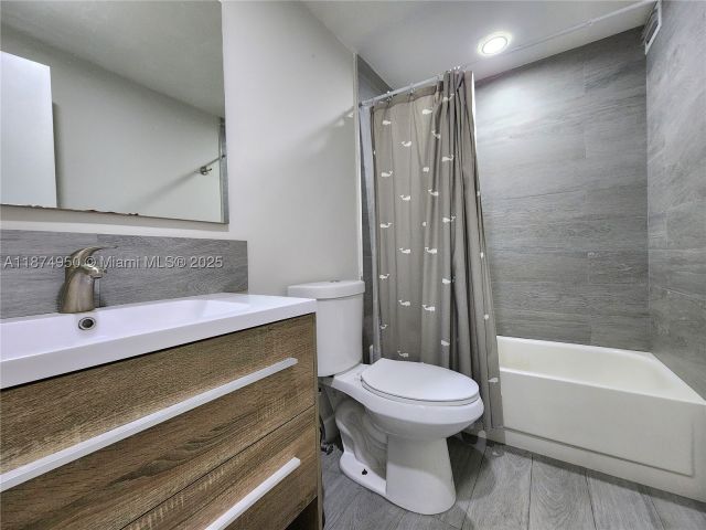 2-bedroom condo for rent in Hollywood - 3505 S Ocean Dr 312 - MondialRealty