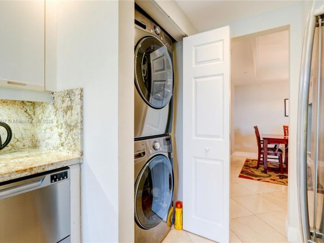 2-bedroom condo for sale in Aventura - 2000 Island Blvd 408 - MondialRealty