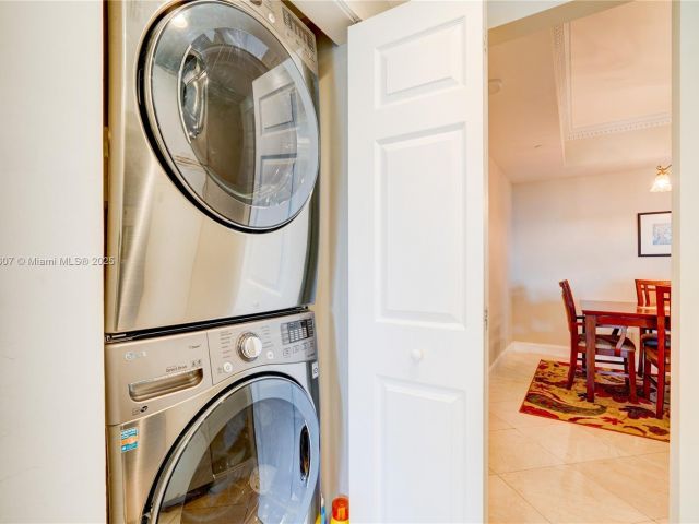 2-bedroom condo for sale in Aventura - 2000 Island Blvd 408 - MondialRealty