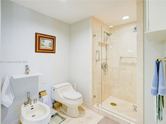 2-bedroom condo for sale in Aventura - 2000 Island Blvd 408 - MondialRealty