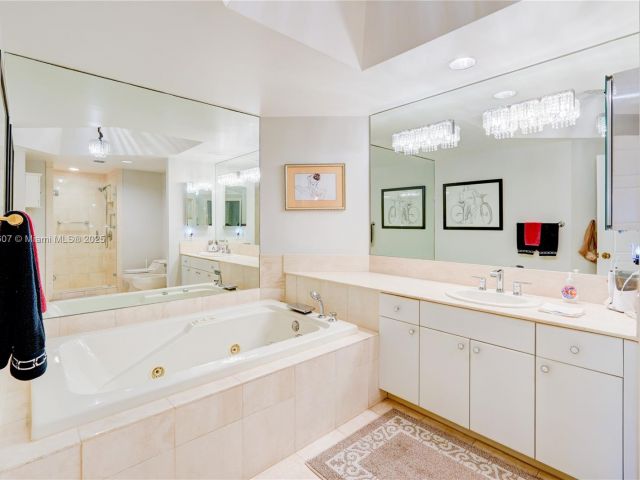 2-bedroom condo for sale in Aventura - 2000 Island Blvd 408 - MondialRealty