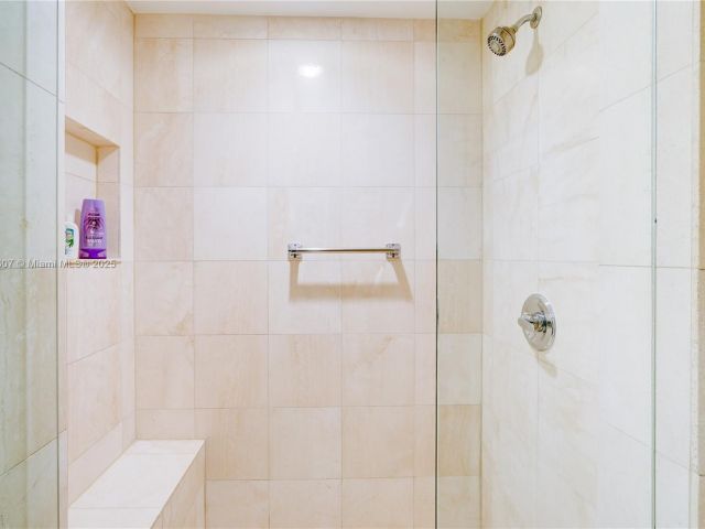 2-bedroom condo for sale in Aventura - 2000 Island Blvd 408 - MondialRealty