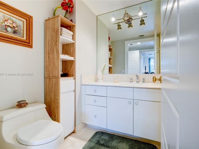 2-bedroom condo for sale in Aventura - 2000 Island Blvd 408 - MondialRealty