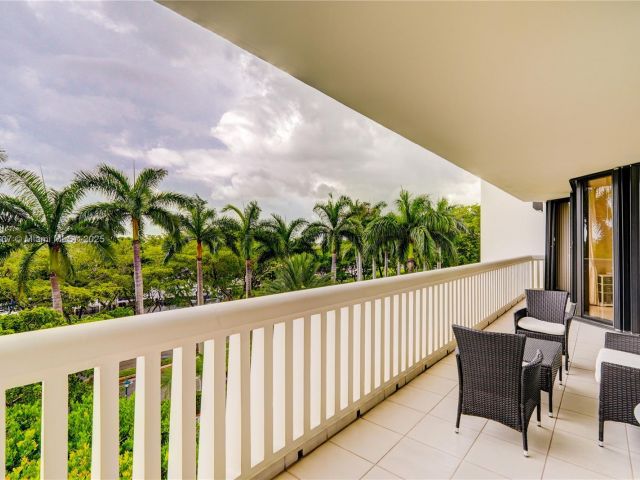 2-bedroom condo for sale in Aventura - 2000 Island Blvd 408 - MondialRealty