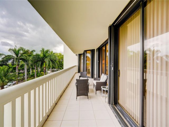 2-bedroom condo for sale in Aventura - 2000 Island Blvd 408 - MondialRealty