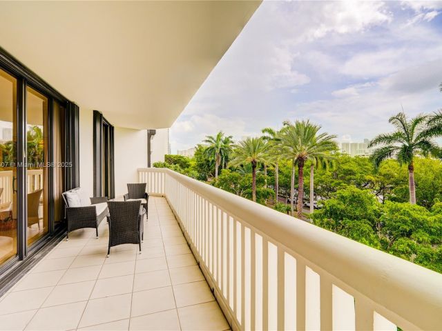 2-bedroom condo for sale in Aventura - 2000 Island Blvd 408 - MondialRealty