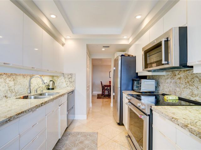 2-bedroom condo for sale in Aventura - 2000 Island Blvd 408 - MondialRealty