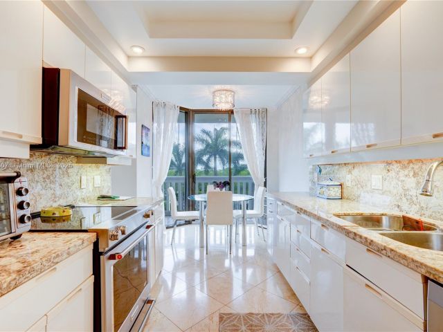 2-bedroom condo for sale in Aventura - 2000 Island Blvd 408 - MondialRealty
