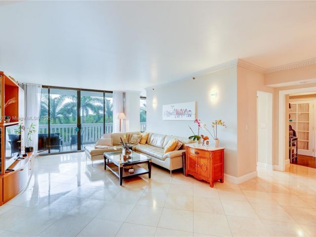 2-bedroom condo for sale in Aventura - 2000 Island Blvd 408 - MondialRealty