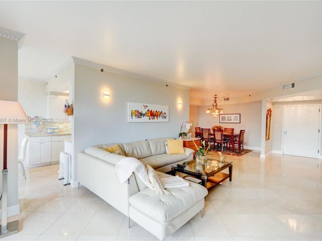 2-bedroom condo for sale in Aventura - 2000 Island Blvd 408 - MondialRealty