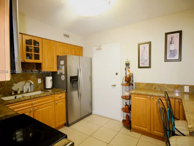 2-bedroom condo for rent in Miami Beach - 5161 Collins Ave 603 - MondialRealty