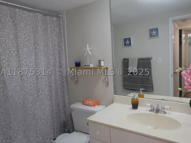 2-bedroom condo for rent in Miami Beach - 5161 Collins Ave 603 - MondialRealty
