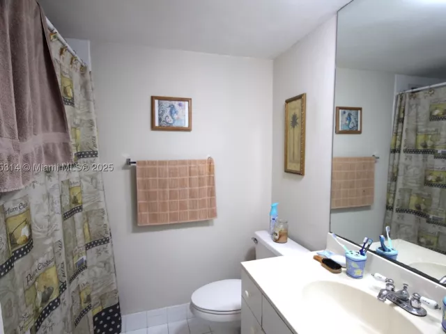 2-bedroom condo for rent in Miami Beach - 5161 Collins Ave 603 - MondialRealty