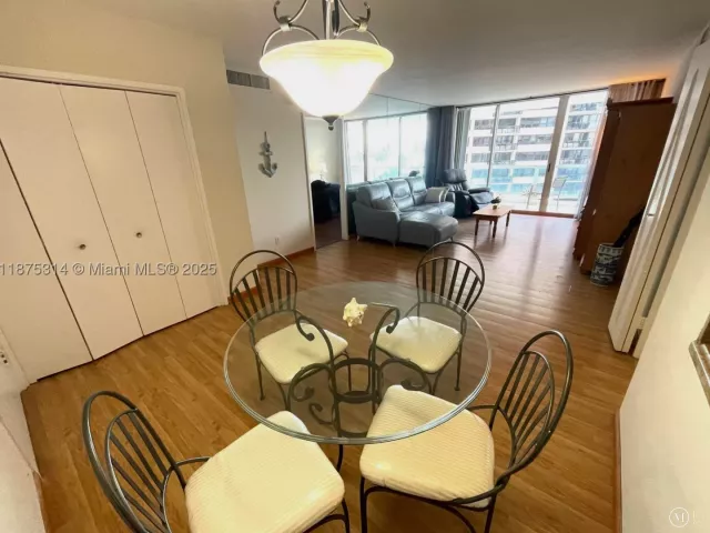 2-bedroom condo for rent in Miami Beach - 5161 Collins Ave 603 - MondialRealty