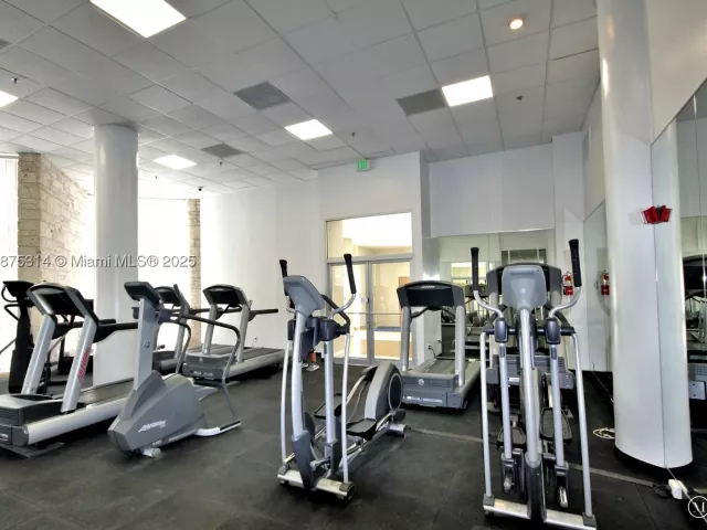 2-bedroom condo for rent in Miami Beach - 5161 Collins Ave 603 - MondialRealty