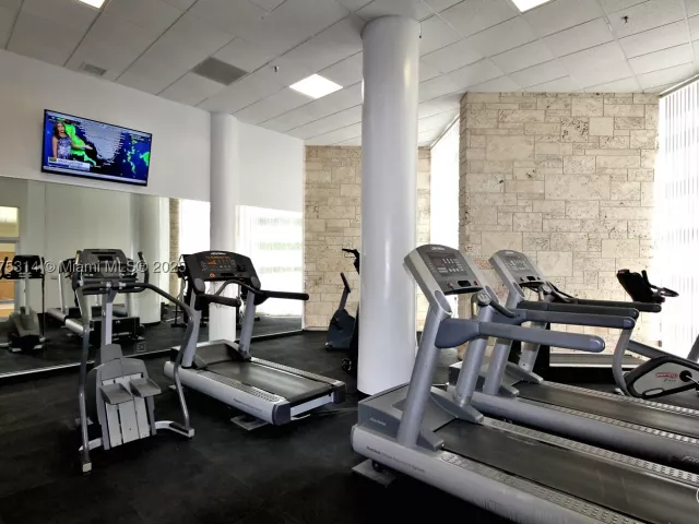 2-bedroom condo for rent in Miami Beach - 5161 Collins Ave 603 - MondialRealty
