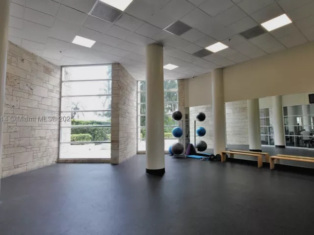 2-bedroom condo for rent in Miami Beach - 5161 Collins Ave 603 - MondialRealty