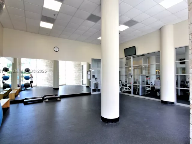 2-bedroom condo for rent in Miami Beach - 5161 Collins Ave 603 - MondialRealty