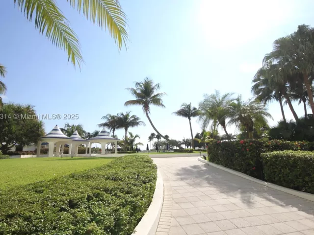 2-bedroom condo for rent in Miami Beach - 5161 Collins Ave 603 - MondialRealty