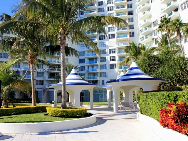 2-bedroom condo for rent in Miami Beach - 5161 Collins Ave 603 - MondialRealty