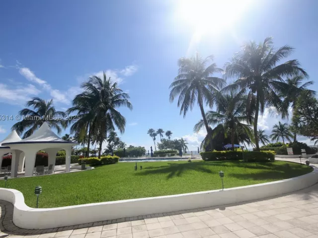2-bedroom condo for rent in Miami Beach - 5161 Collins Ave 603 - MondialRealty