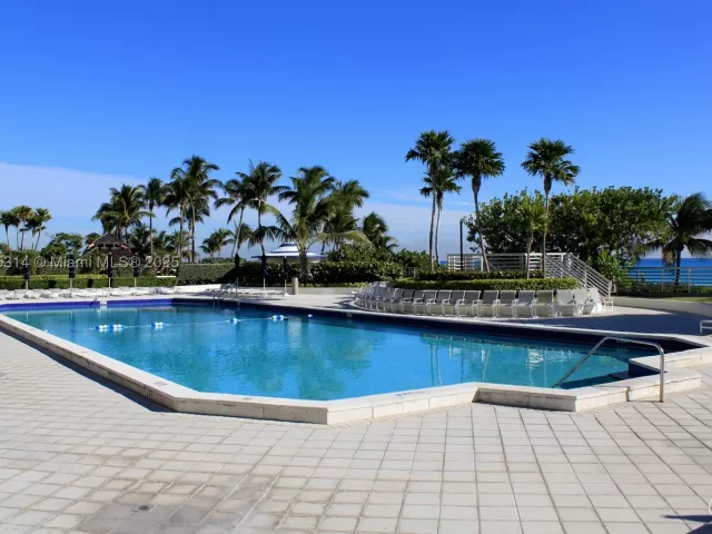 2-bedroom condo for rent in Miami Beach - 5161 Collins Ave 603 - MondialRealty