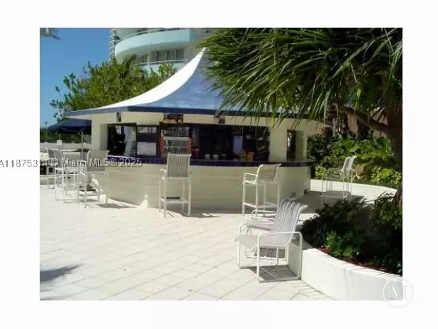 2-bedroom condo for rent in Miami Beach - 5161 Collins Ave 603 - MondialRealty