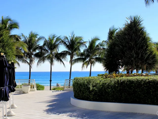 2-bedroom condo for rent in Miami Beach - 5161 Collins Ave 603 - MondialRealty