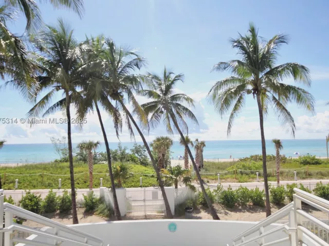 2-bedroom condo for rent in Miami Beach - 5161 Collins Ave 603 - MondialRealty