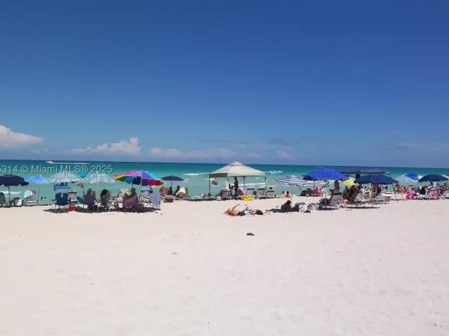 2-bedroom condo for rent in Miami Beach - 5161 Collins Ave 603 - MondialRealty